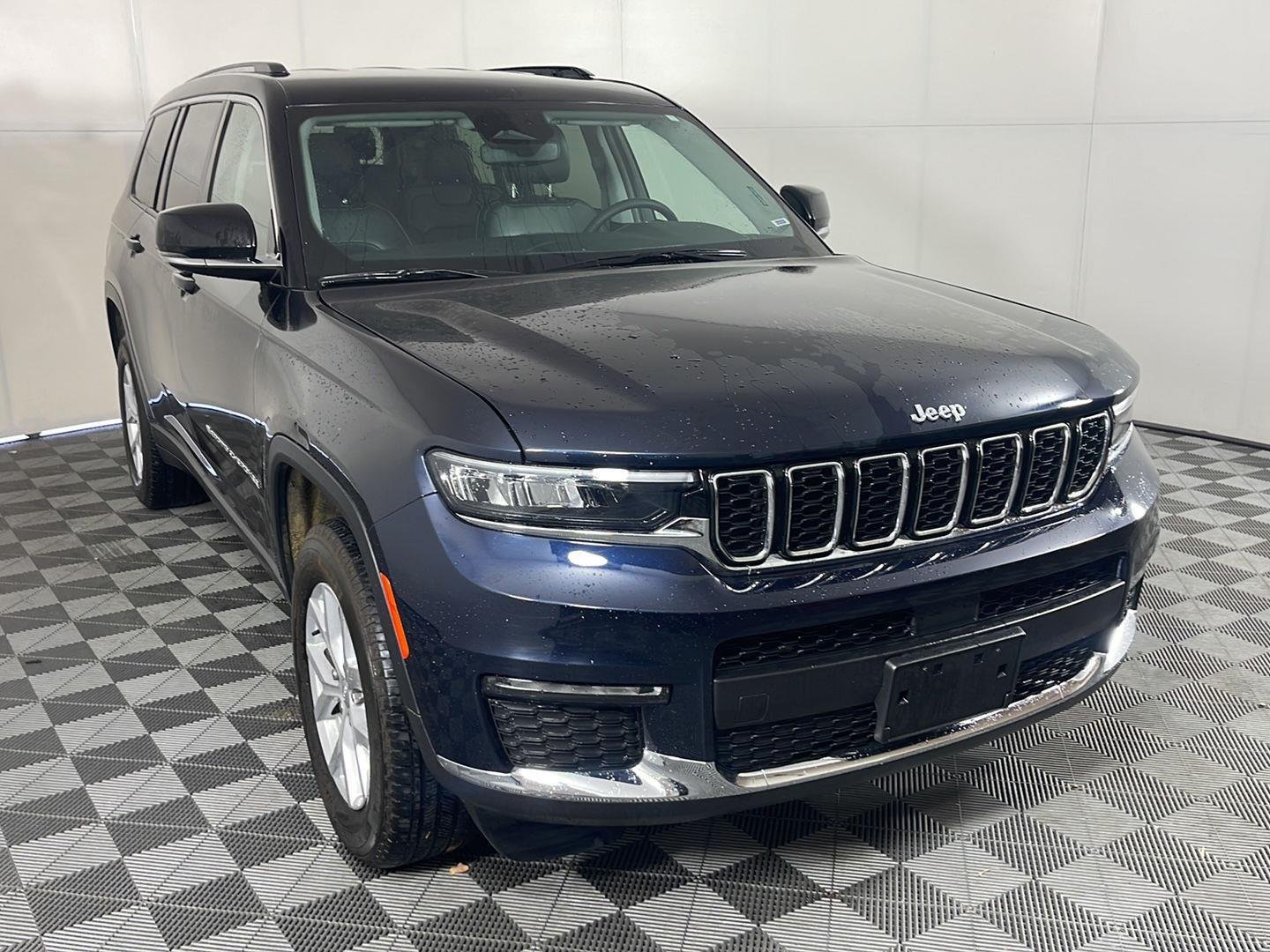 Used 2023 Midnight Sky Jeep Limited image 3