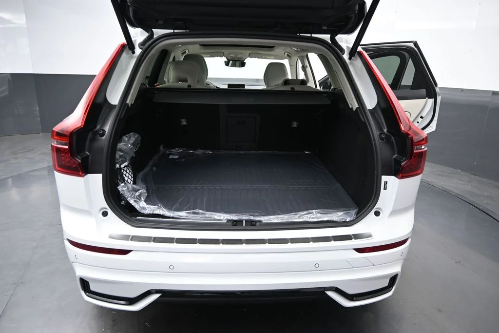 New 2026 Crystal White Volvo T8 Ultra image 14