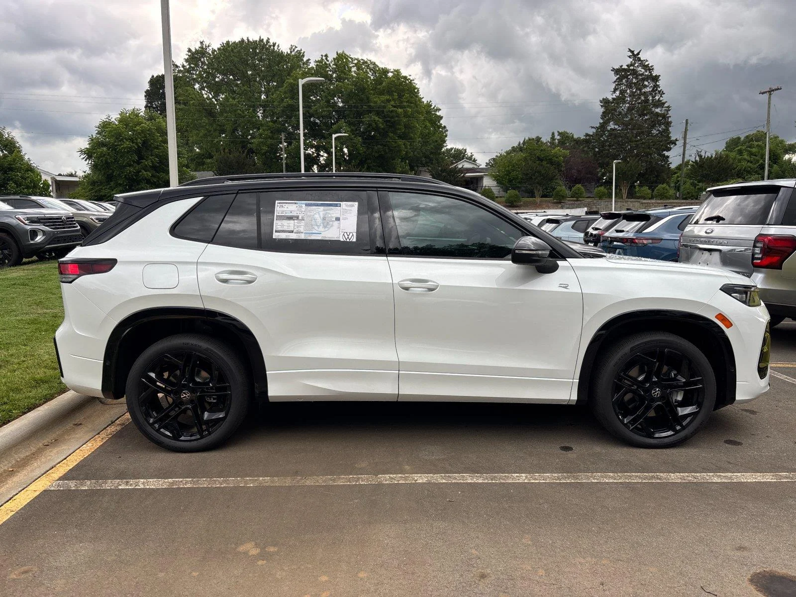 New 2026 opal white with deep black roof Volkswagen SE R-Line Black image 6