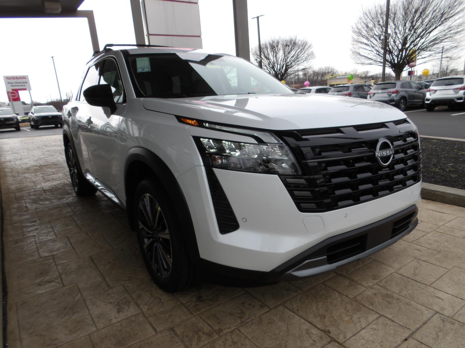 New 2026 Everest White Pearl Tricoat Nissan Platinum image 3