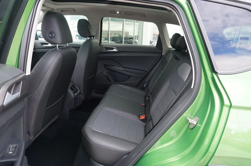 Certified Used 2025 Green Volkswagen 1.5T SE Black image 11