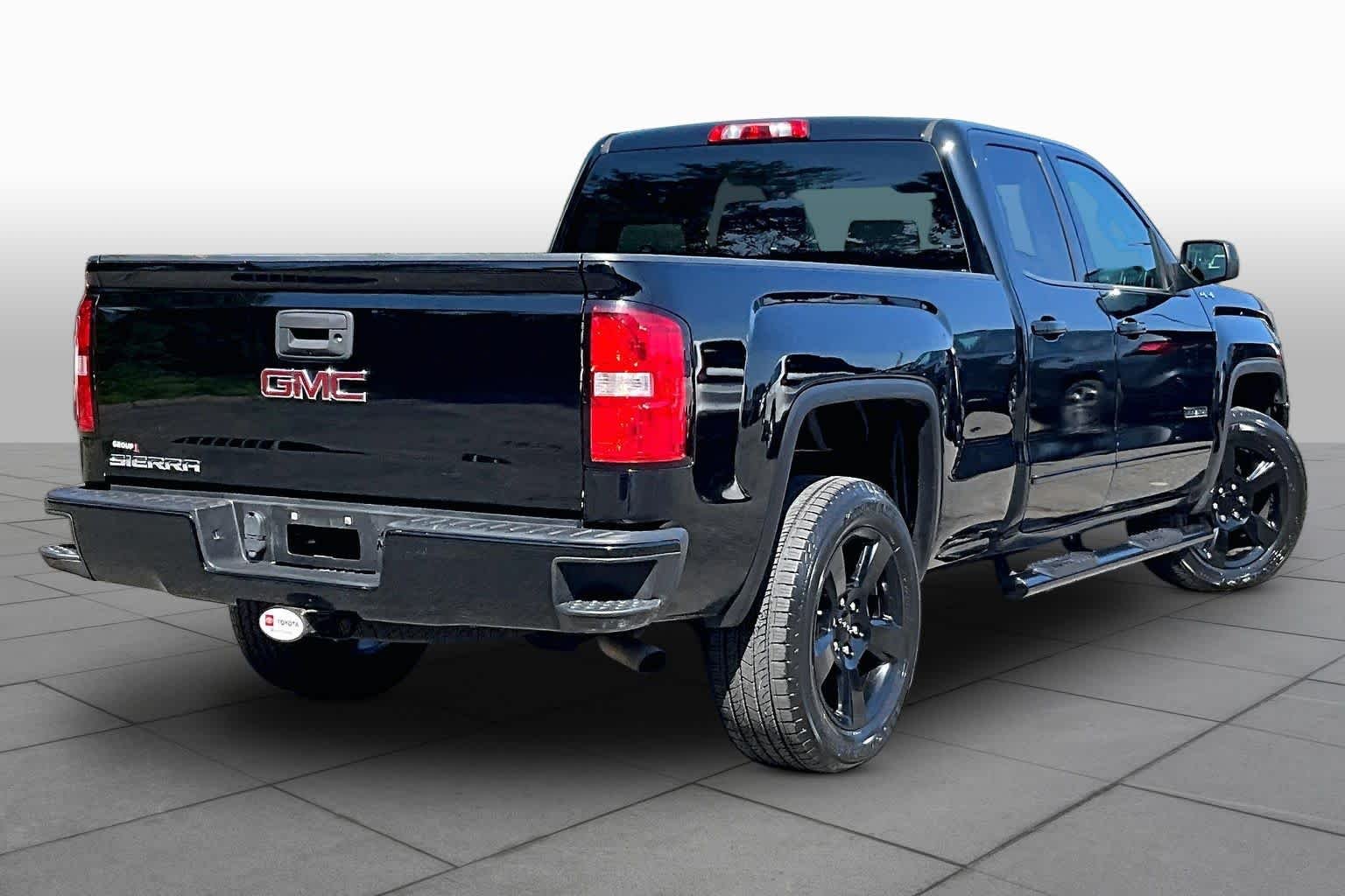 Used 2018 Onyx Black GMC  image 13