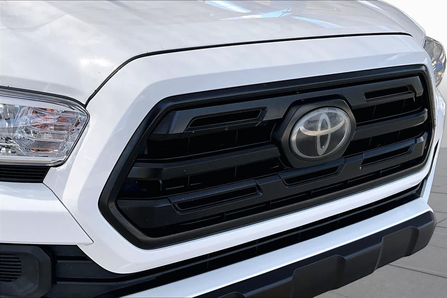 Used 2018 Super White Toyota SR image 28