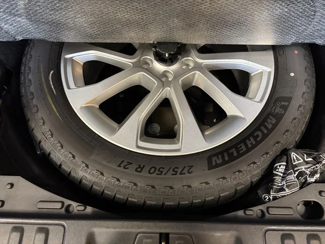 Used 2023 Black Land Rover SE Dynamic image 26