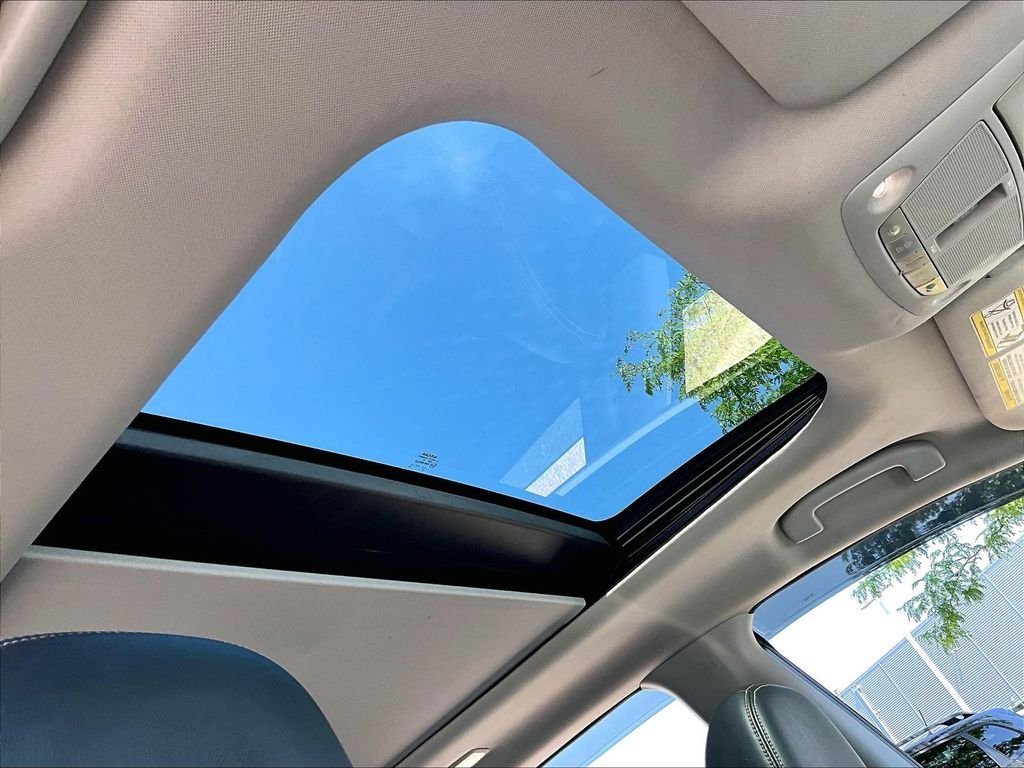 Used 2017 Silver Nissan SL image 22