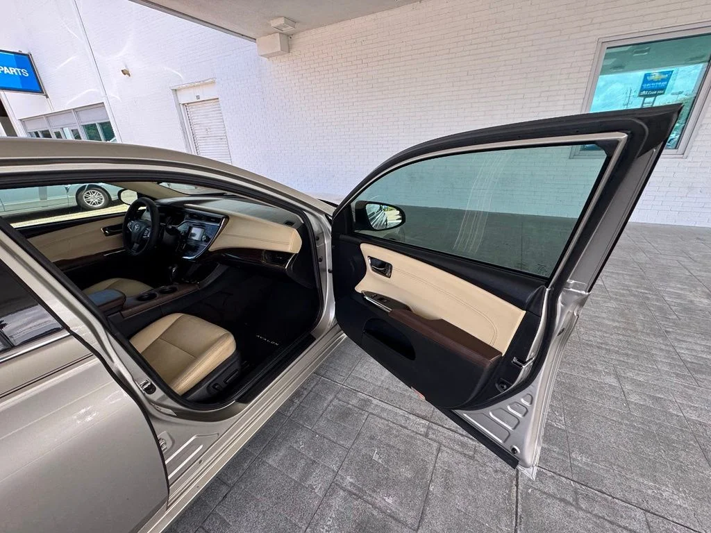 Used 2015  Toyota XLE Premium image 14
