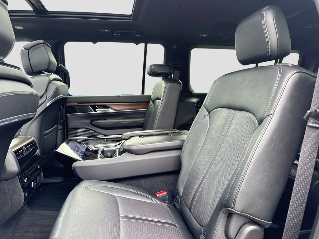 Used 2024 Black Jeep Base image 22