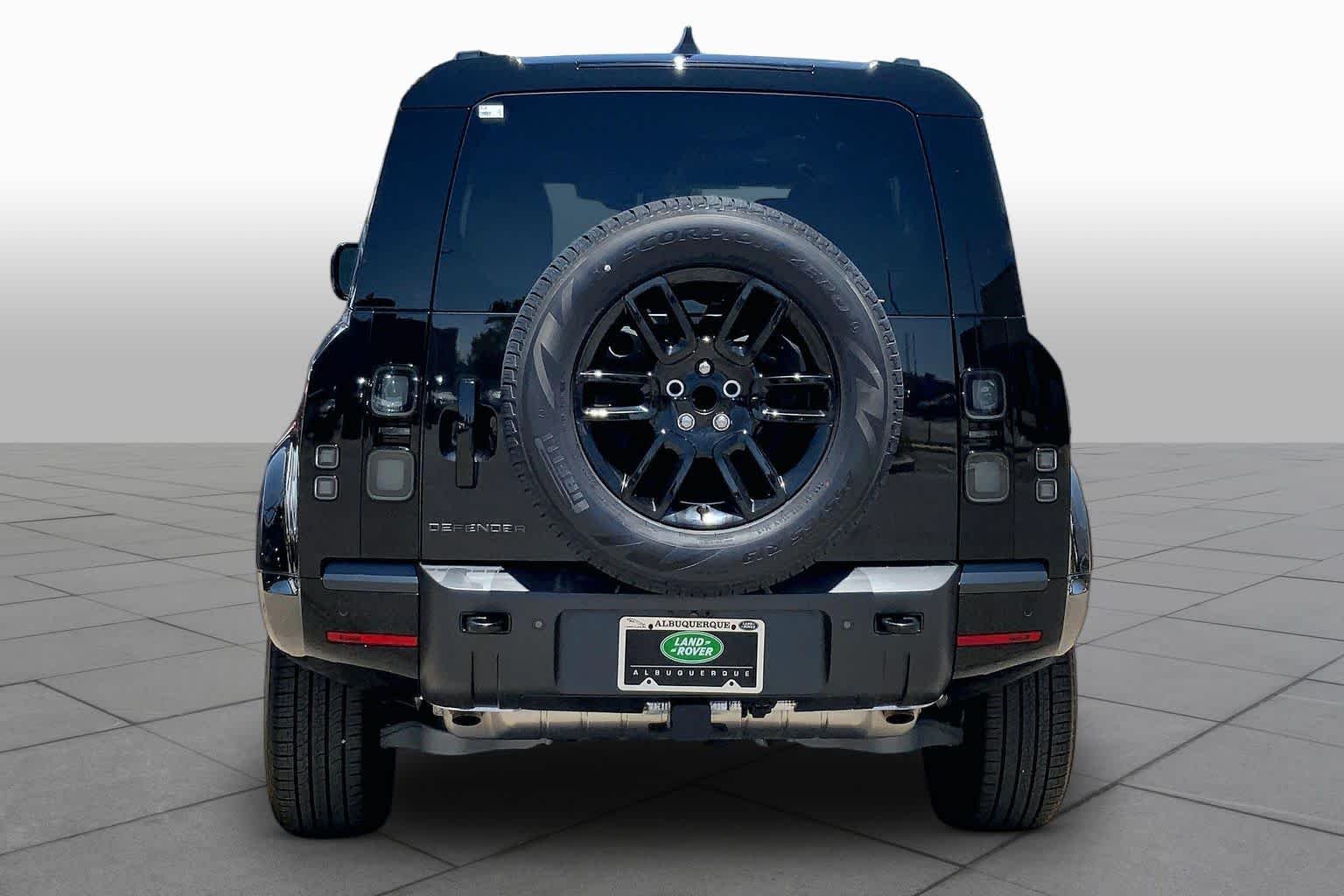 New 2026 Santorini Black LAND ROVER X-Dynamic SE image 4