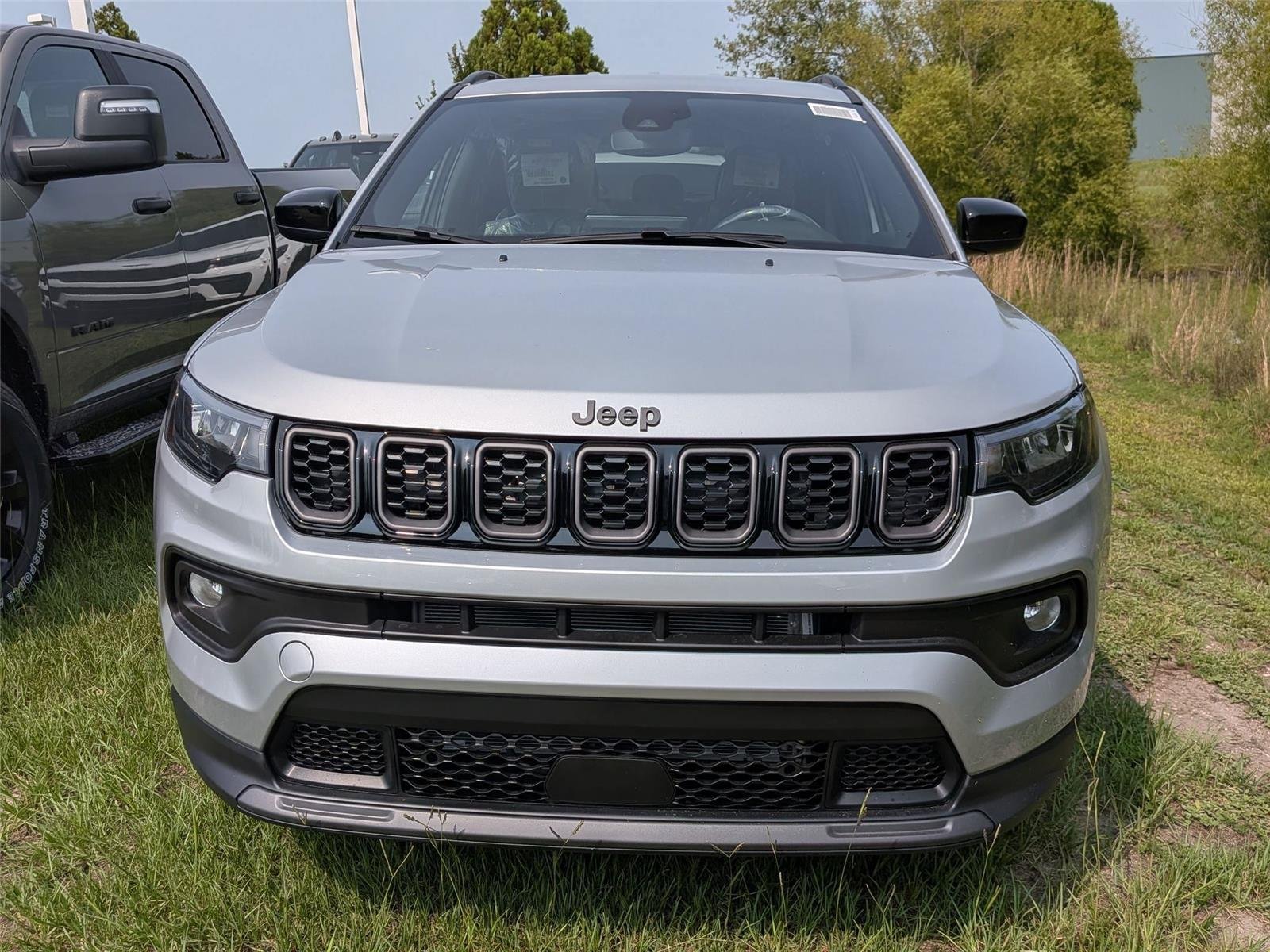 New 2026 Silver Zynith Metallic Clear-Coat Exterior Paint Jeep Latitude Altitude image 1