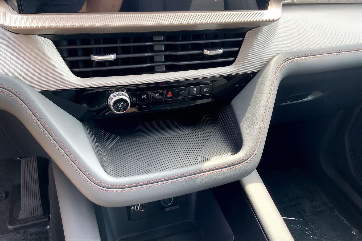 New 2027 Carbonized Gray Metallic Ford Active image 19