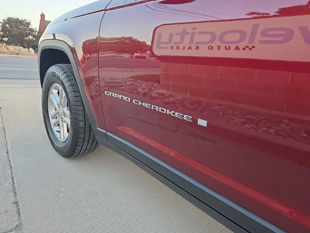 Used 2023 Red Jeep Laredo image 6
