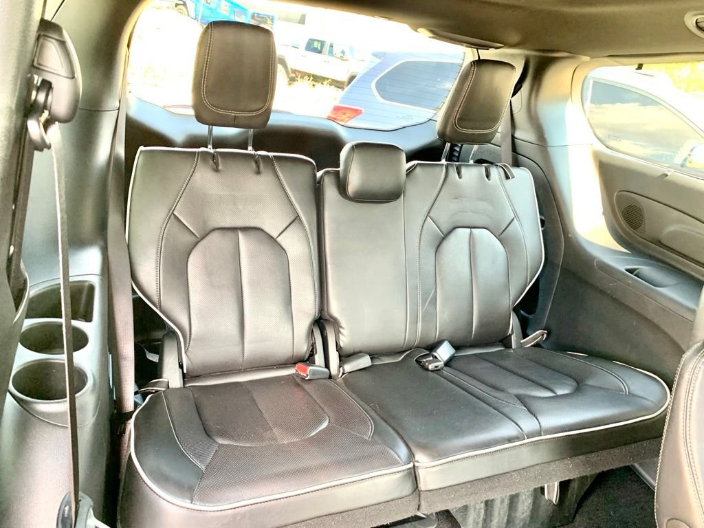 Used 2025 White Chrysler Limited image 26