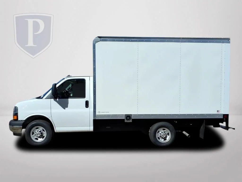 New 2025 Summit White Chevrolet 1WT image 4