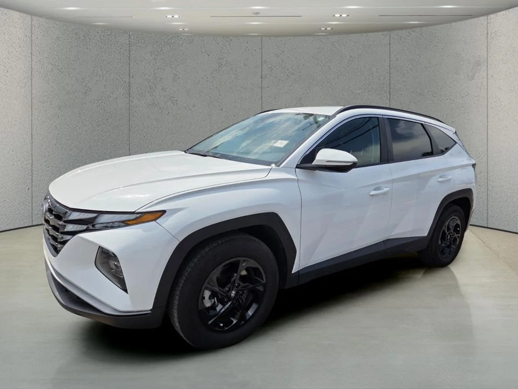Used 2023 White Hyundai SEL image 1
