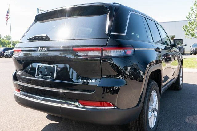 New 2026 Diamond Black Crystal Pearlcoat Jeep Laredo X image 5