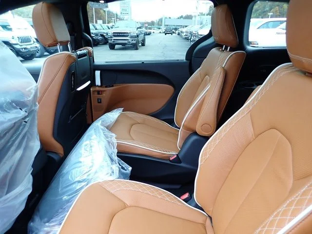 New 2026 Black Chrysler Pinnacle image 13