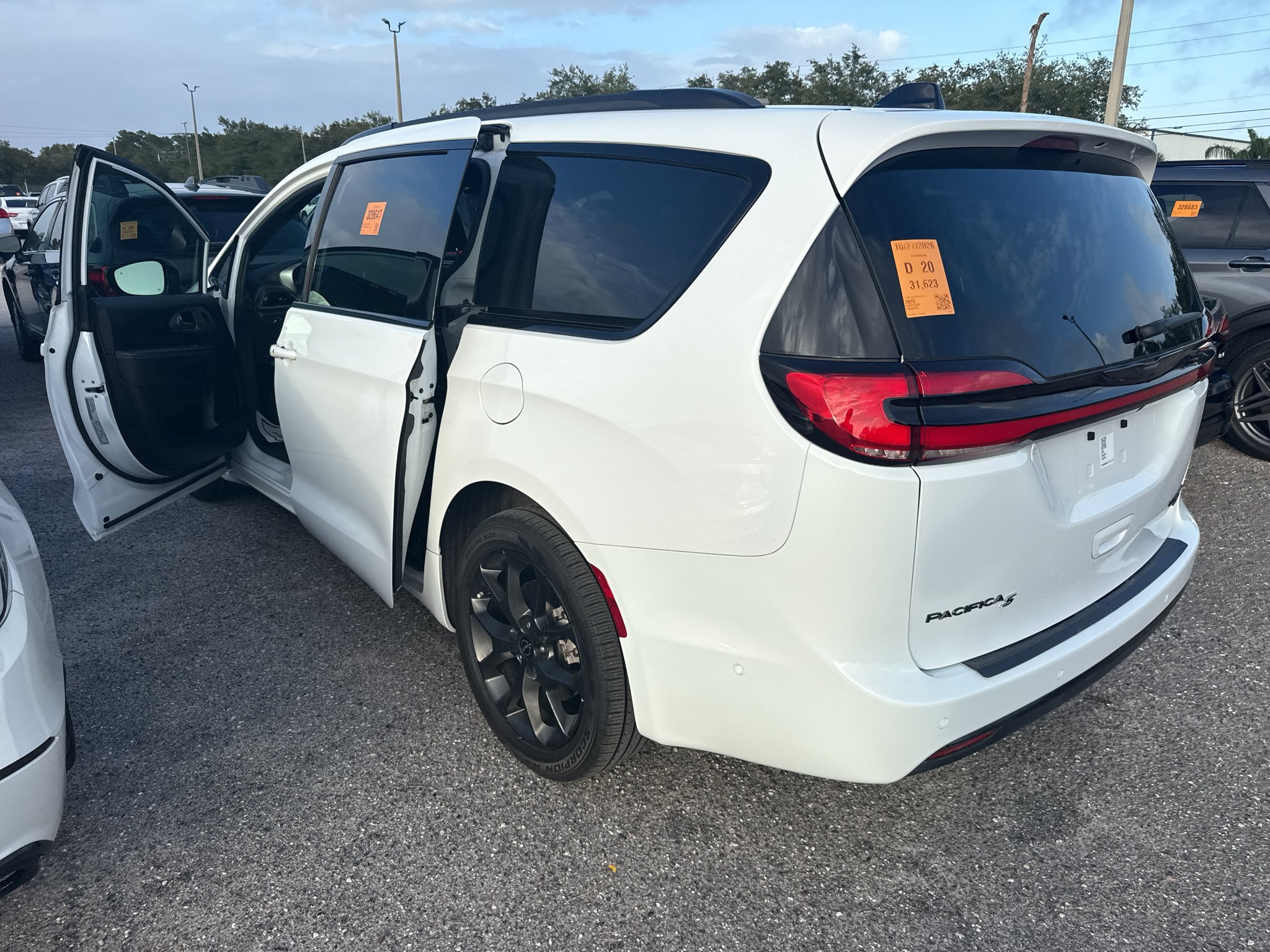 Used 2023 Bright White Clearcoat Chrysler Limited image 3