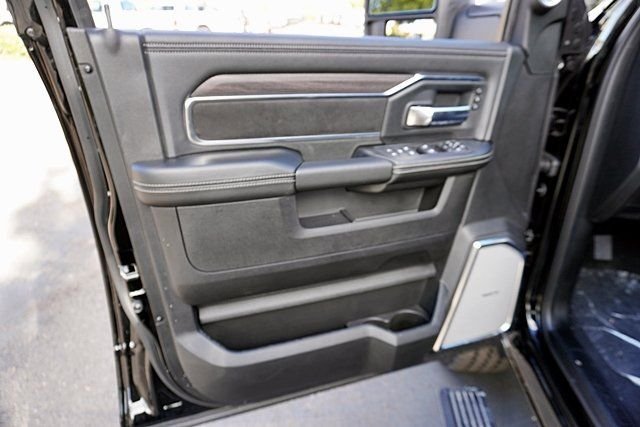 New 2026 Diamond Black Crystal Pearl-Coat Exterior Paint RAM Laramie Night Edition image 22