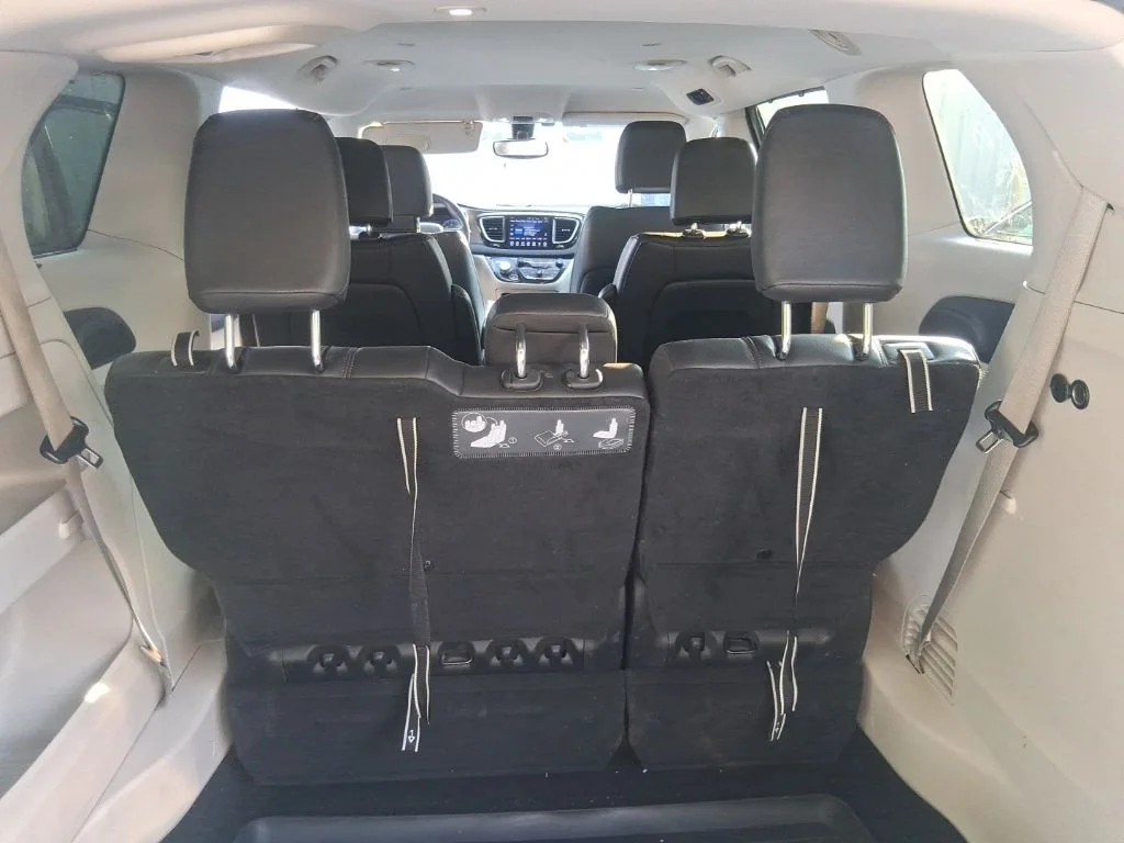 Used 2017 Silver Chrysler Touring L image 17