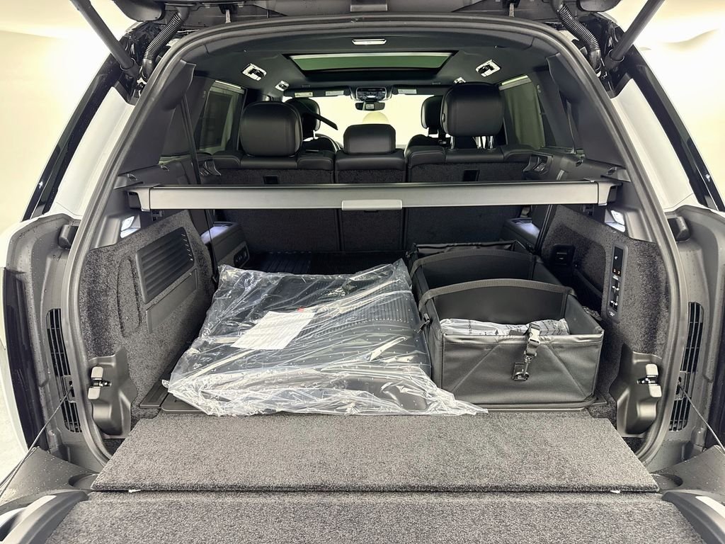 New 2027 Fuji White Land Rover SE image 28
