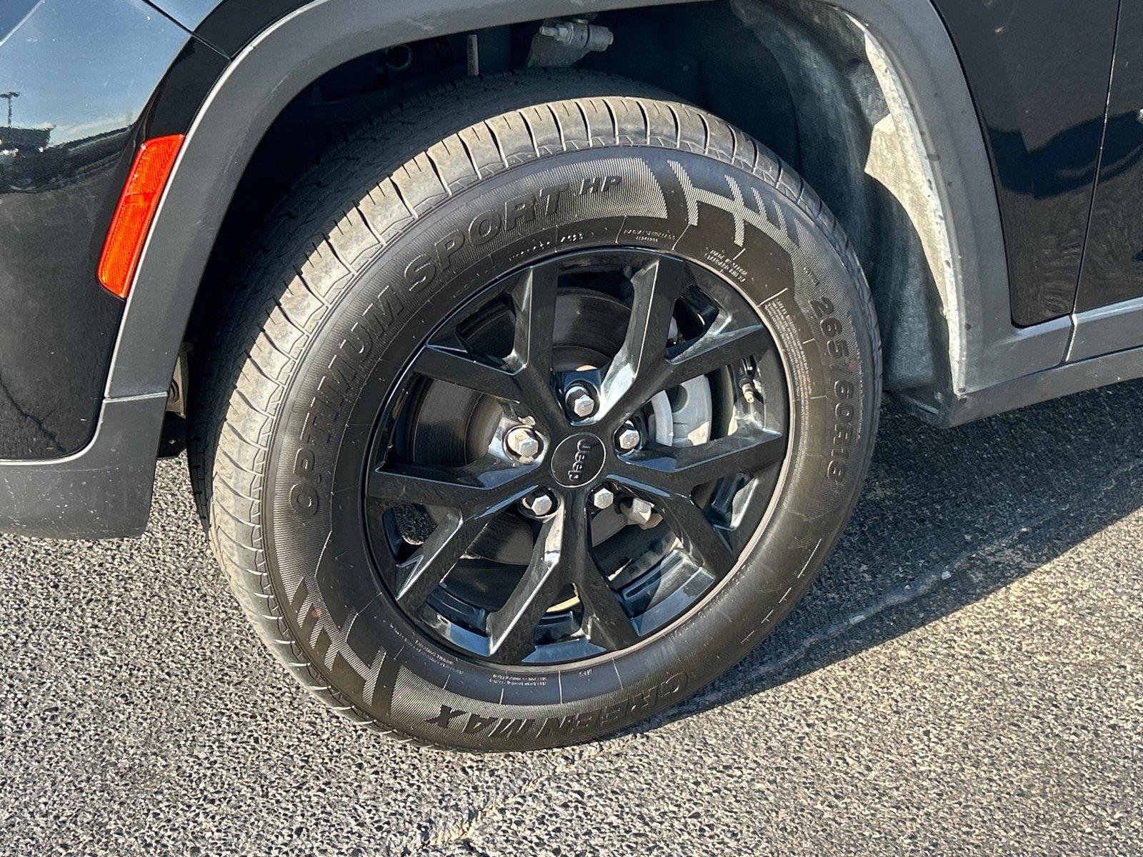 Used 2024 Diamond Black Crystal Pearlcoat Jeep Altitude image 11