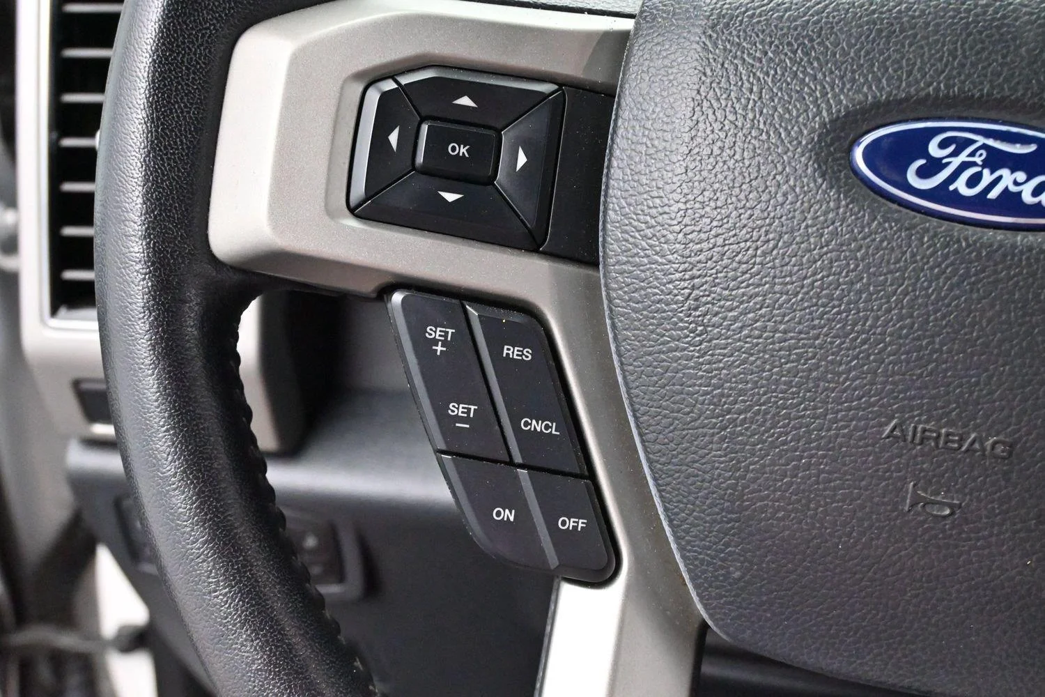 Used 2022 Star White Metallic Tri-Coat Ford LARIAT image 17