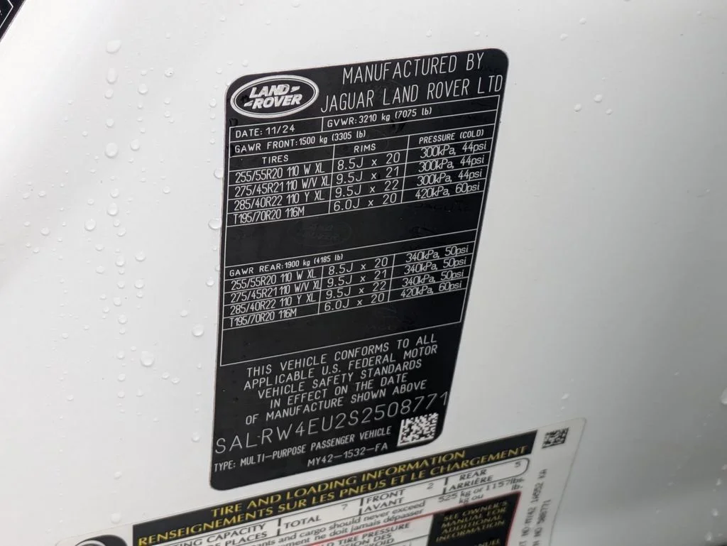 Used 2025 White Land Rover Metropolitan Edition image 25