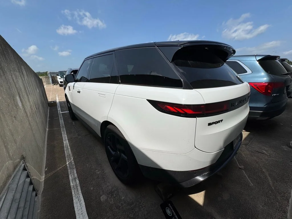 Used 2024 White Land Rover SE image 3