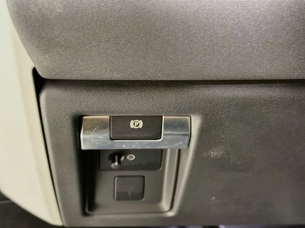 Used 2021 Blue Land Rover SE image 10