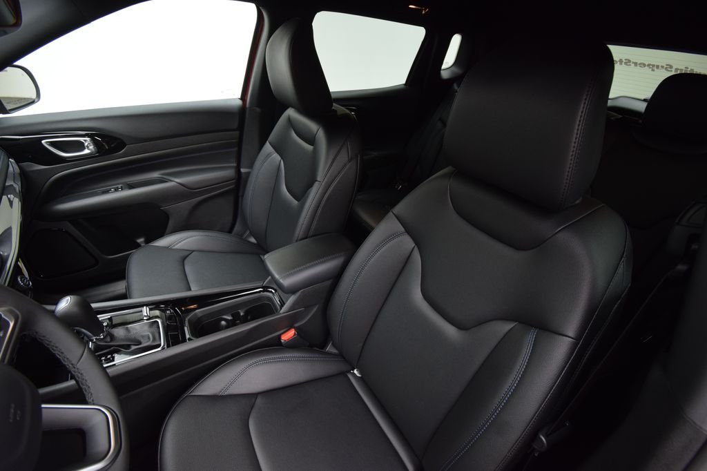 New 2026 Diamond Black Crystal Pearl-Coat Exterior Paint Jeep Limited image 30