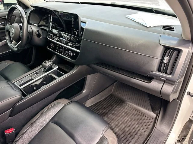 Used 2022 White Nissan SL image 31