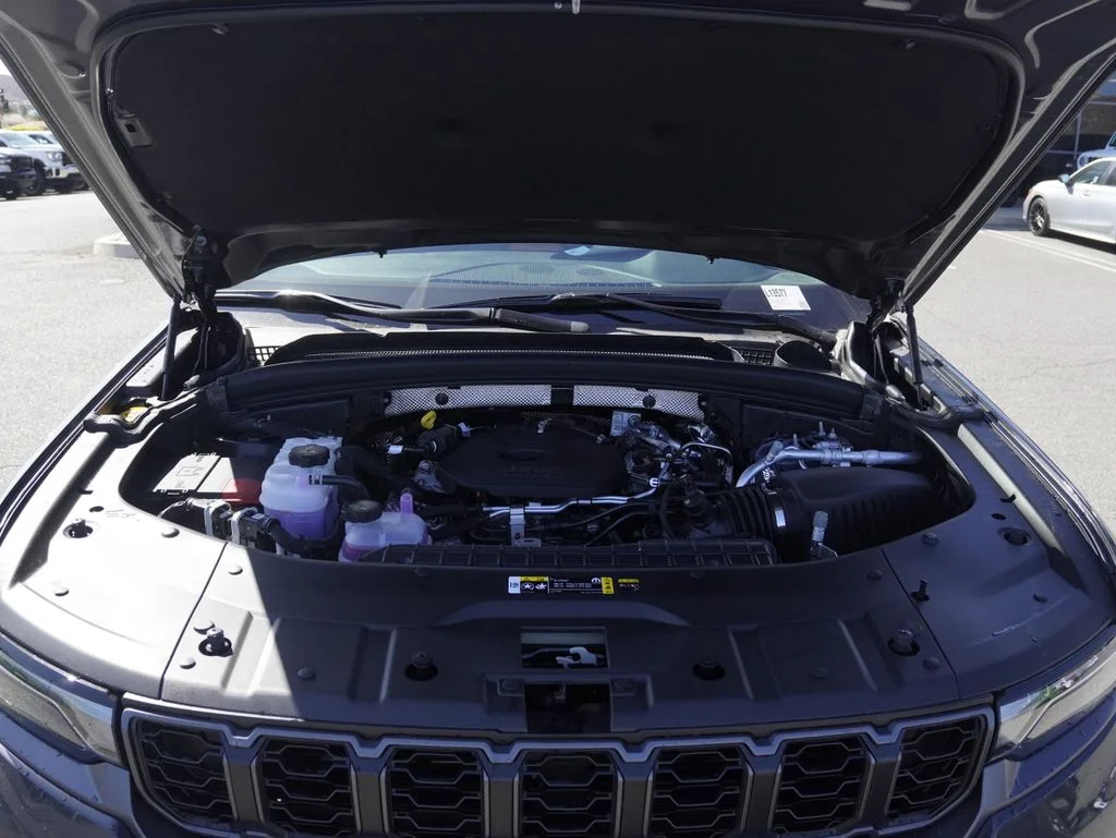 New 2026 Baltic Gray Metallic Clear-Coat Exterior Paint Jeep Altitude image 35