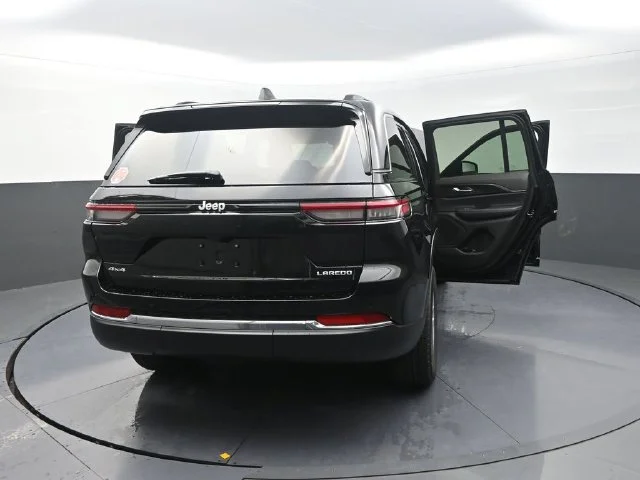 New 2026 Diamond Black Crystal Pearl-Coat Exterior Paint Jeep Laredo X image 35