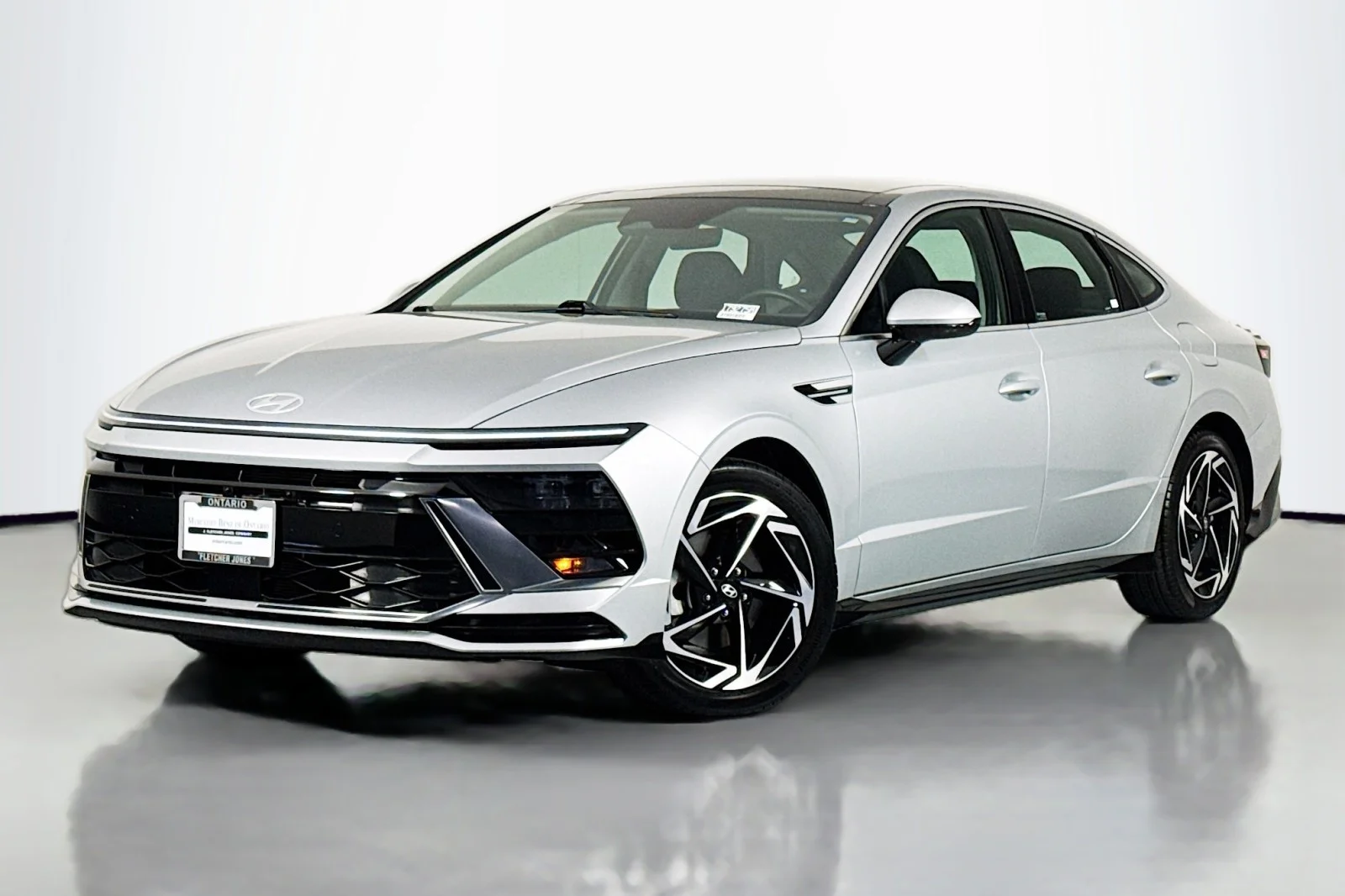 Used 2024 Aero Silver Hyundai SEL FWD image 1