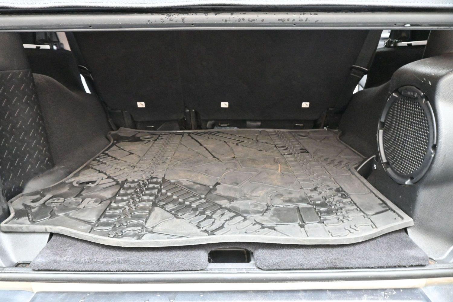 Used 2014 Bright White Clearcoat Jeep Rubicon X image 9