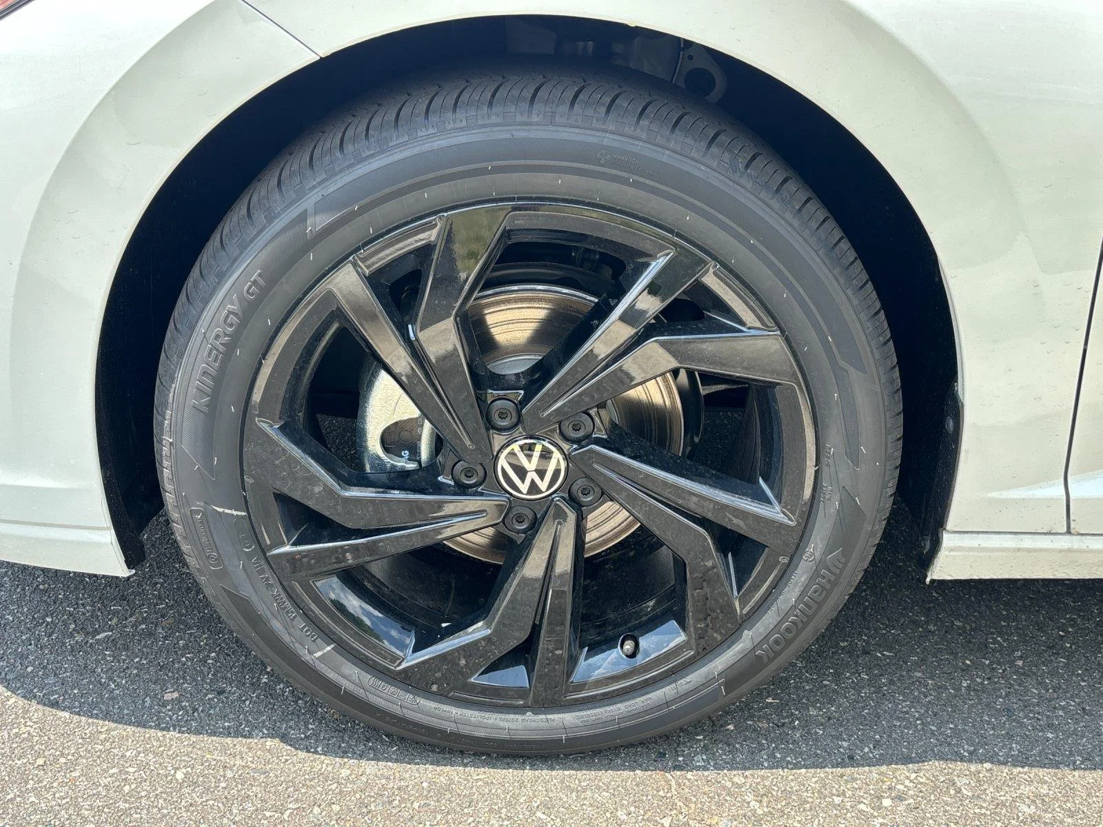 New 2026 Opal White Pearl Volkswagen SE image 10