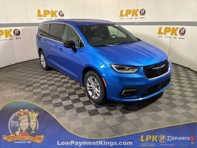 2026 Chrysler Pacifica Select AWD's photo