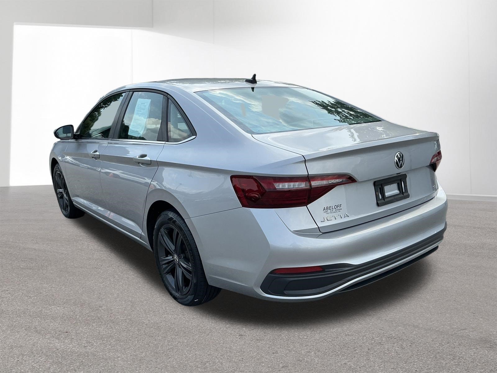 Used 2022 Silver Volkswagen SE image 5