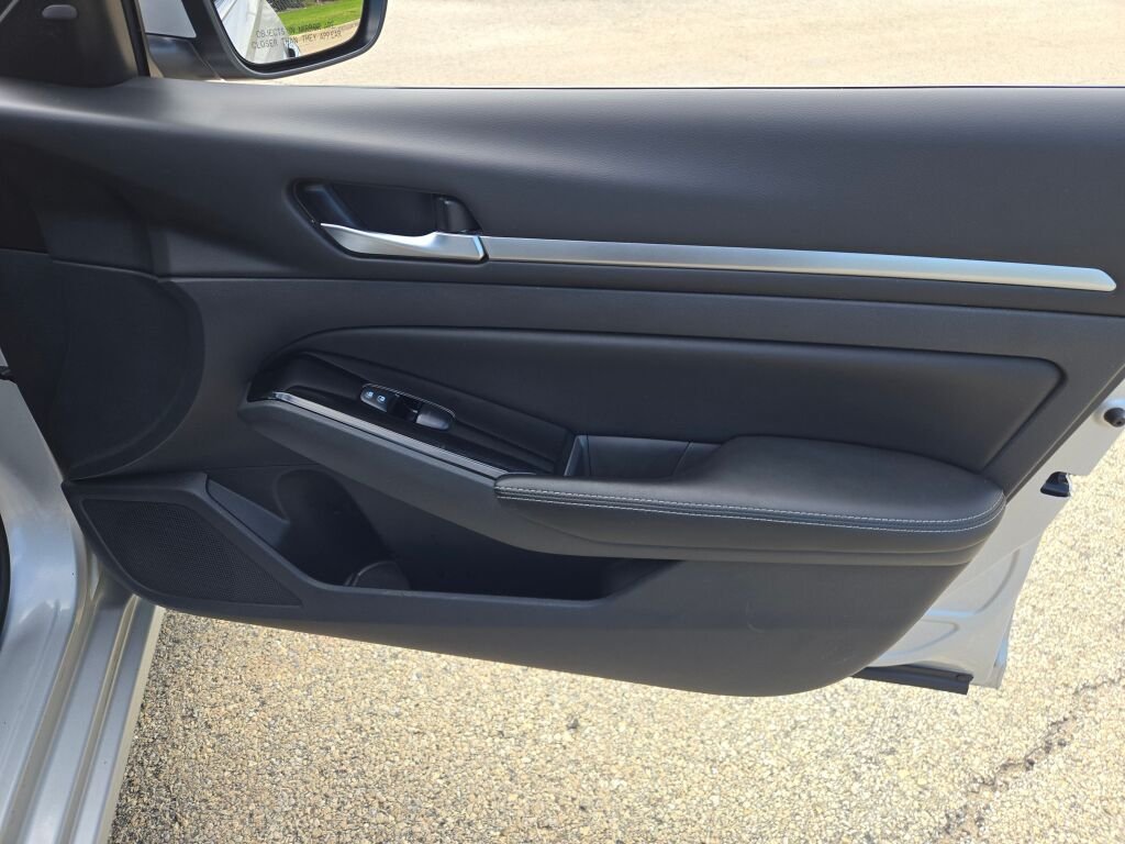 Used 2023 Silver Nissan 2.5 SV image 4