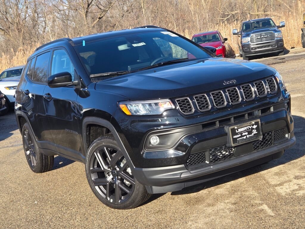 New 2026 Diamond Black Crystal Pearl-Coat Exterior Paint Jeep Latitude image 5