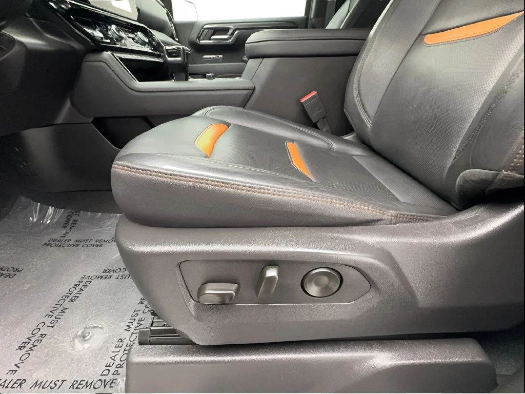 Used 2025 White GMC AT4 image 26