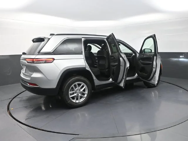 New 2026 Silver Zynith Exterior Paint Jeep Laredo X image 35