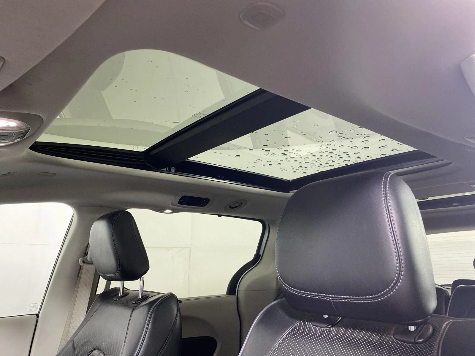 Used 2019 Bright White Clearcoat Chrysler Limited image 3