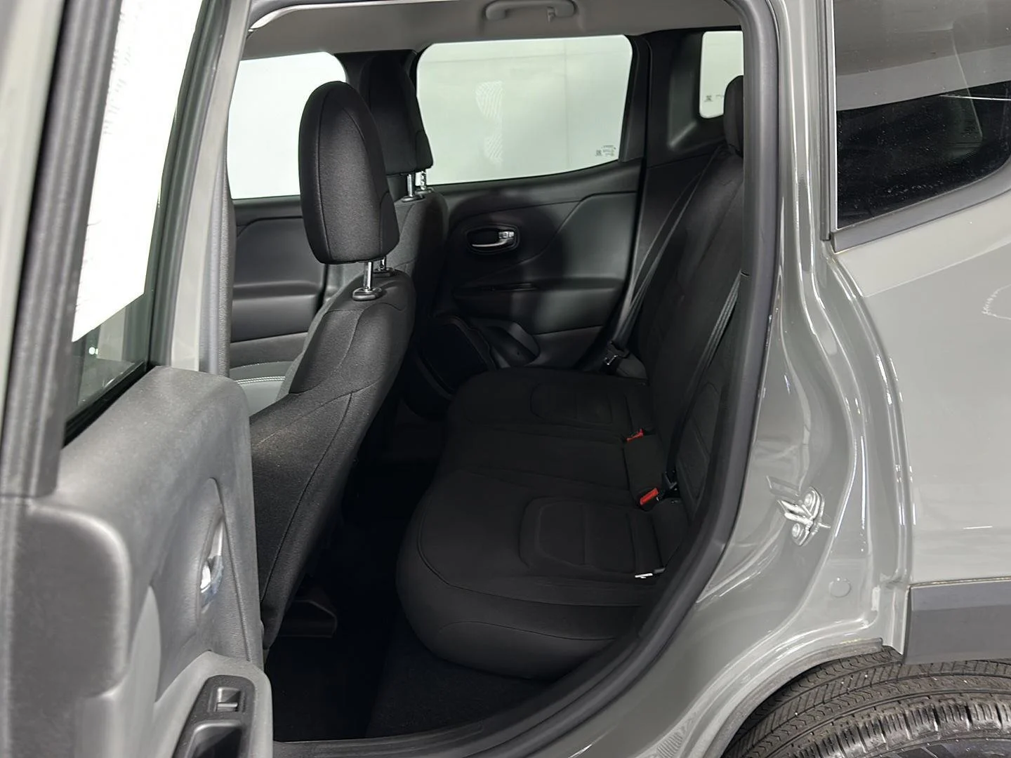 Used 2022 Sting-Gray Clearcoat Jeep Latitude image 24