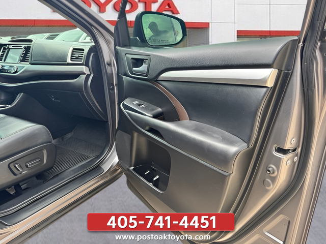 Used 2018 Gray Toyota XLE image 13