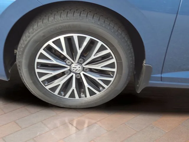 Used 2019 Blue Volkswagen SEL image 25