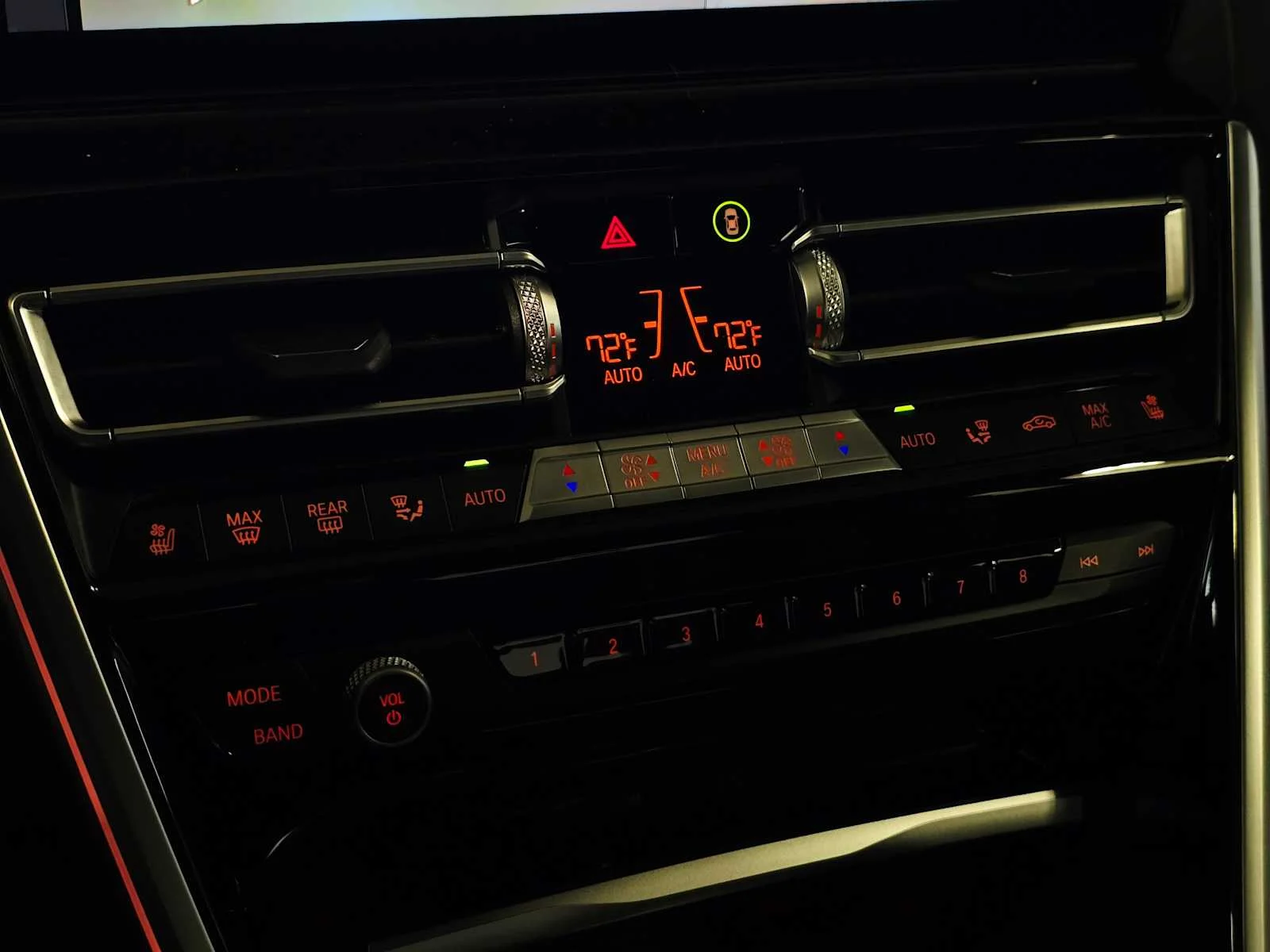2026 BMW 8 Series M850i - Photo 16