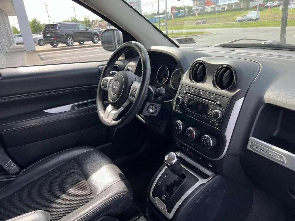 Used 2015 Silver Jeep Latitude image 12