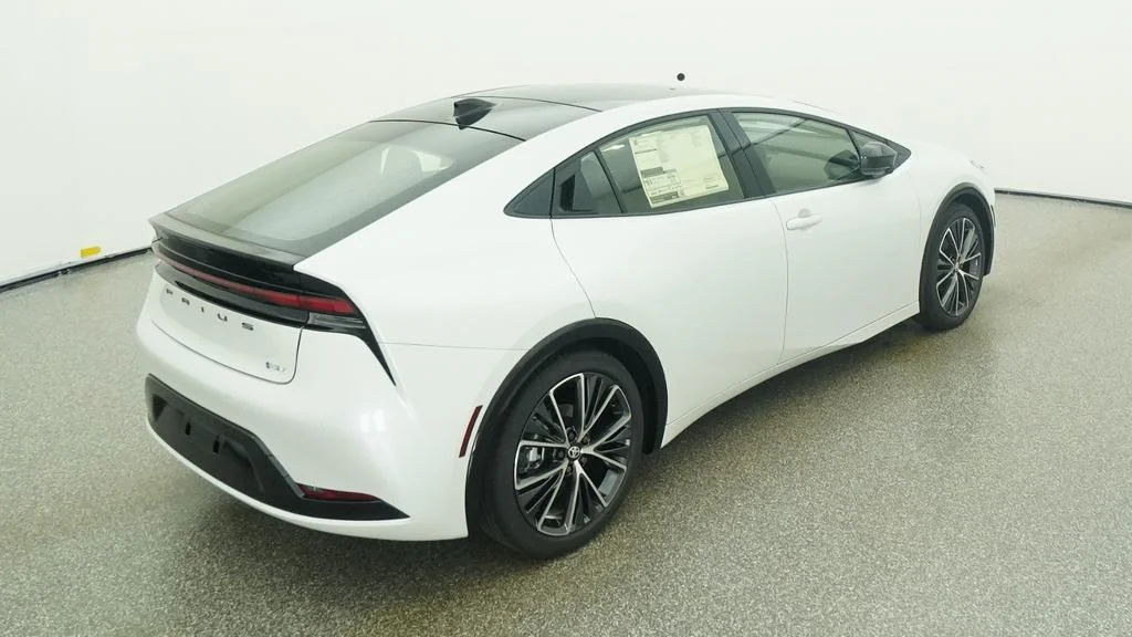 New 2027 Wind Chill Pearl Toyota XLE image 32