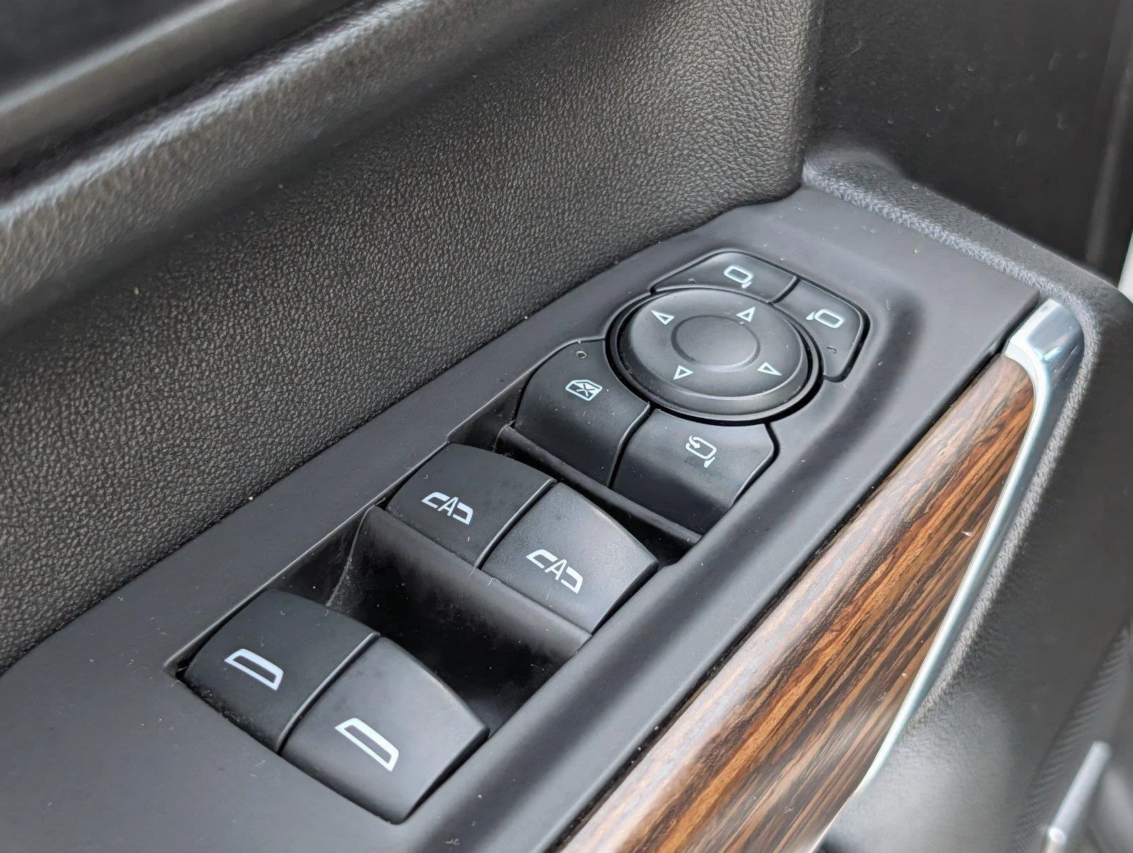 Used 2020 IRIDESCENT PEARL TRICOAT Chevrolet High Country image 17